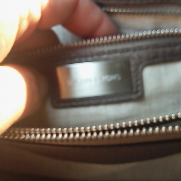 Elegant Brown Leather Handbag - Picture 2 of 16